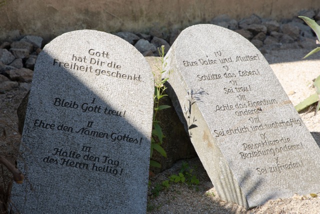 Steintafeln mit den zehn Geboten im Bibelgarten