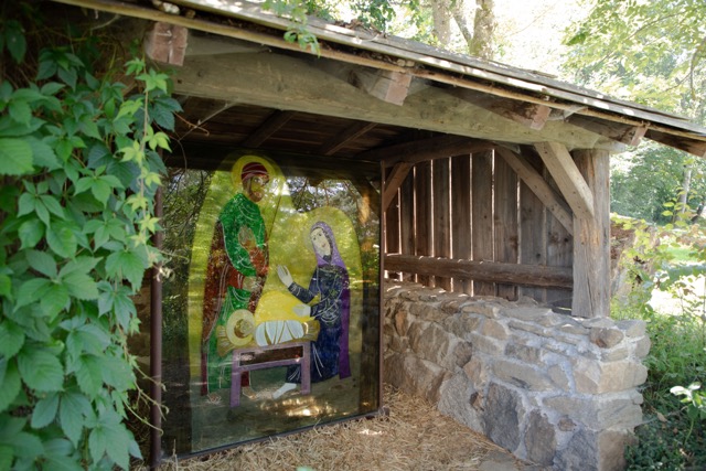 Gestaltete Marienfigur in einer Station des Bibelgartens