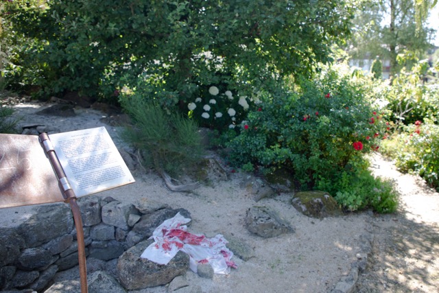 Felsengrab mit weißem Tuch im Bibelgarten